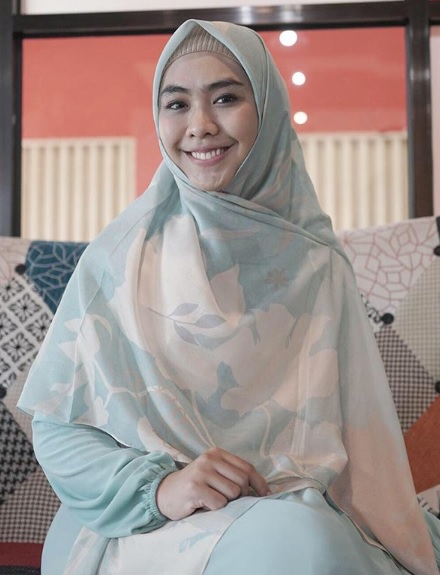 Ustadzah Dr. Oki Setiana Dewi, S.Hum, M.Pd.